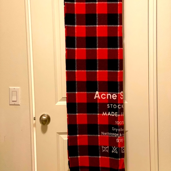 Acne scarf